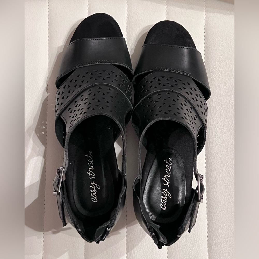 Easy Street Black Laser-Cut Slingback Adara Sandals Heel Shoes 8M NIB - Picture 5 of 8